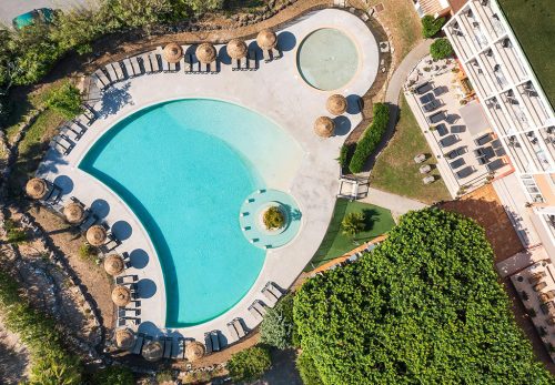 Vue aérienne de la piscine de l'hôtel Capet